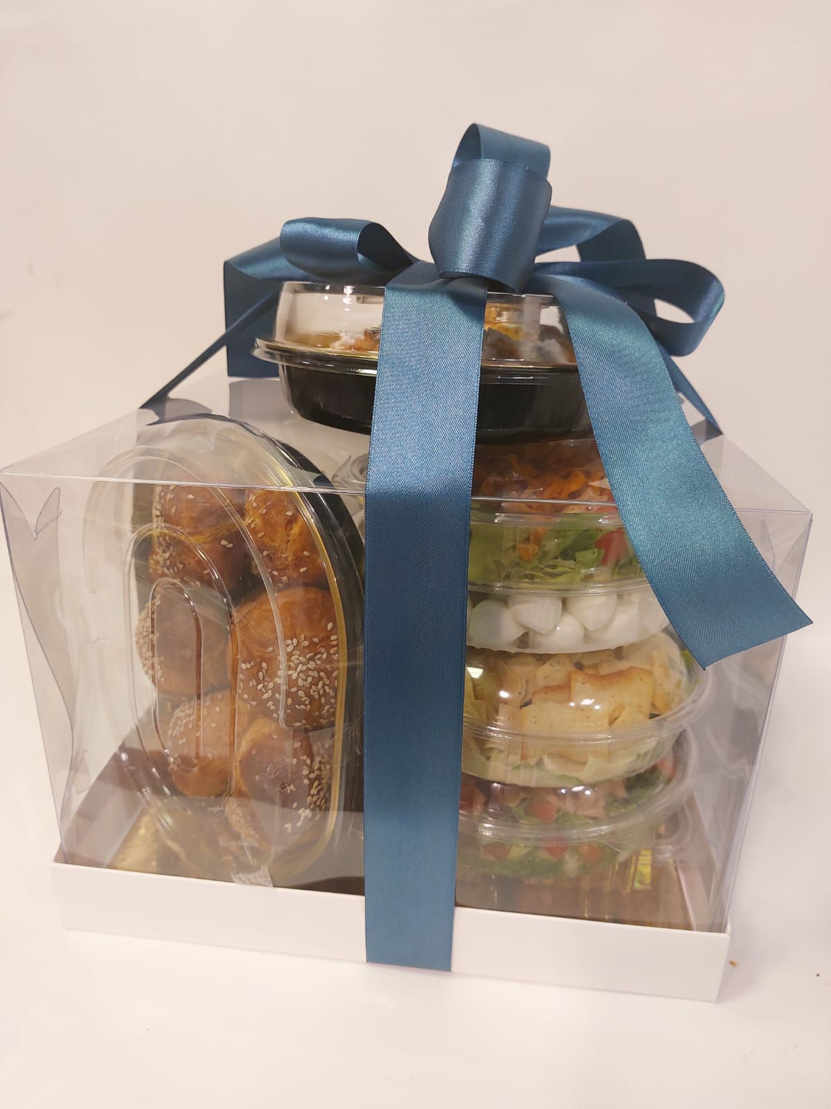 ארוחת בוקר מפוארת לזוג מאפים, סלטים, גבינות, מתוקים וכוסות מוזלי אישיות