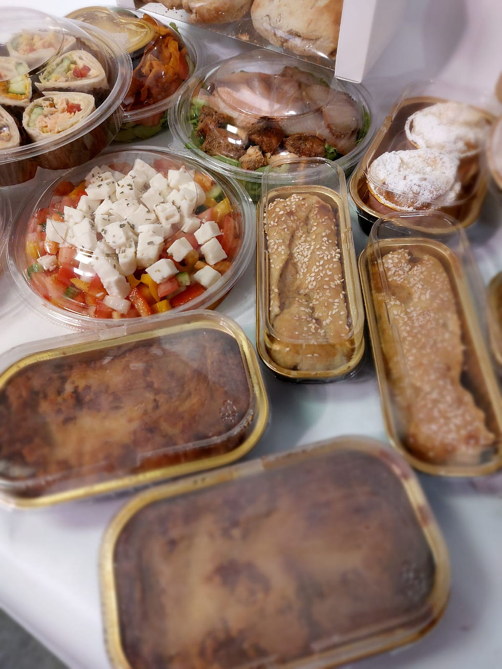 תמונה ממוזערת: ארוחת בוקר מפוארת, מפנקת ומלאה בכל טוב מלוחים, מאפים, סלטים, שייקים וגבניות