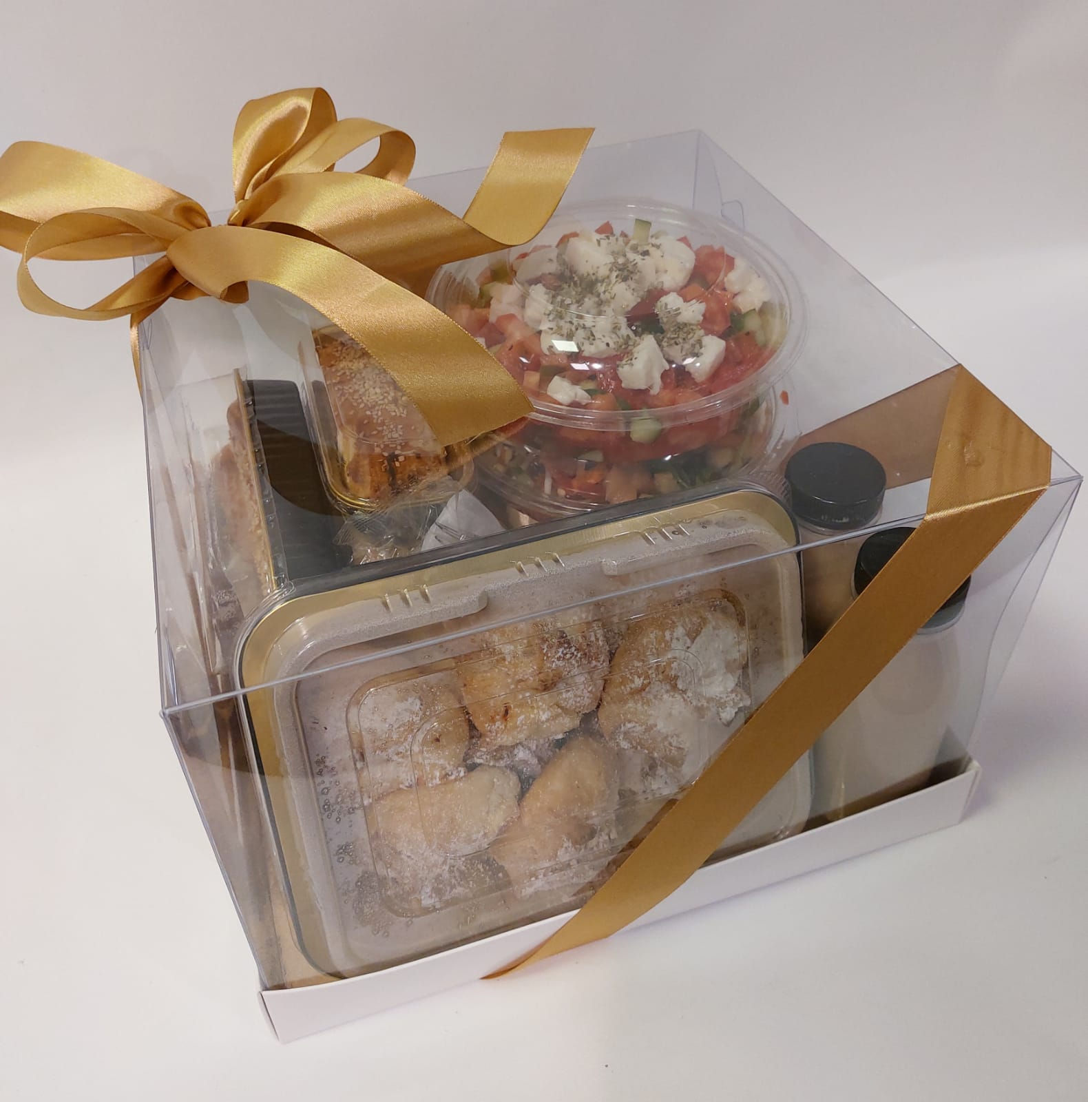 ארוחת בוקר מאפה ירקות, מאפים, שייקים, גביניות, טורטיות, סלטים ופירות