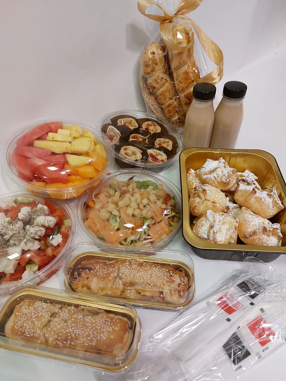 תמונה ממוזערת: ארוחת בוקר מאפה ירקות, מאפים, שייקים, גביניות, טורטיות, סלטים ופירות