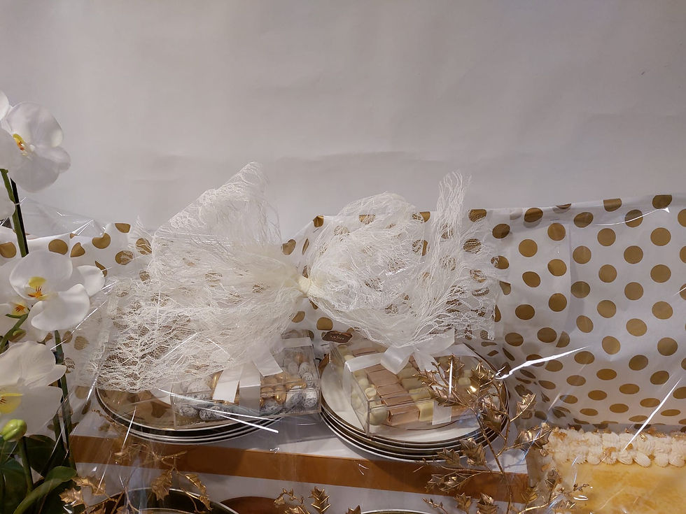 תמונה ממוזערת: עיצוב אירוסין מושלם כולל סט אוכל, עוגה מעוצבת ושוקולדים