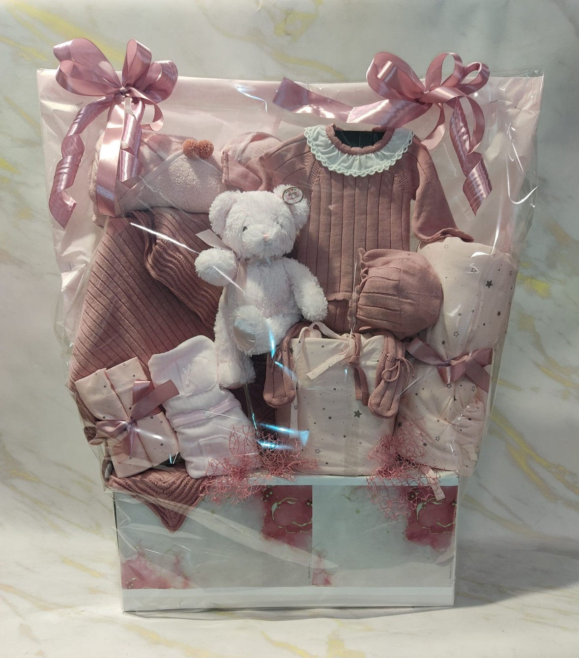 עיצוב הולדת הבת כולל שתי בגדים, כובע, שמיכה, דובי, מגבת וסט עריסה