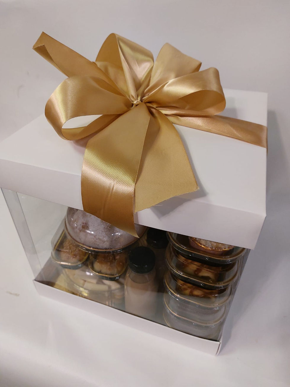 תמונה ממוזערת: ארוחת בוקר מפוארת, מפנקת ומלאה בכל טוב מלוחים, מאפים, סלטים, שייקים וגבניות