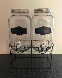 Kaksi hanallista juoma-astiaa metallitelineessä