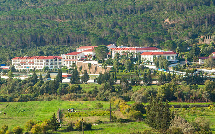 El Mouradi Hammam Bourguiba dans le nord-ouest tunisien, au cœur d’un environnement vert, thermal et montagneux.