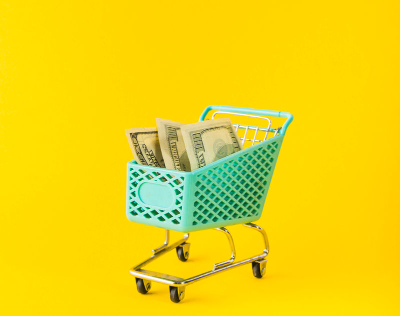 Carrinho de mercado com dinheiro dentro