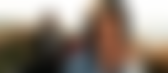 Mulher colocando capacete