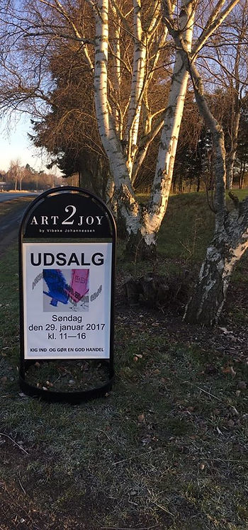Nyt skilt ved vejen, som denne gang fortæller om udsalg i Galleri ART2JOY søndag den 29. januar 2017 kl. 11 - 16.