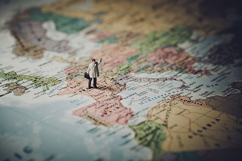 kleinminiature-businessman-map-europe.jpg