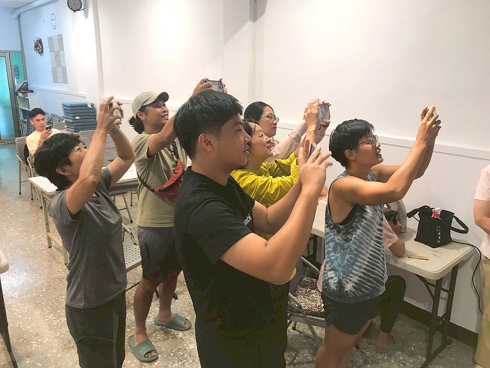 難得有機會看到顯微鏡下的藻類，大家都非常興奮地拿出手機紀錄。