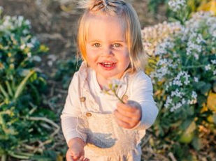 Klein Jana oppad terug plaas toe nadat haar pa haar raak gery het