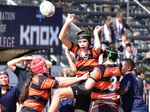 Twee meisies tree aan om teen Grey rugby te speel