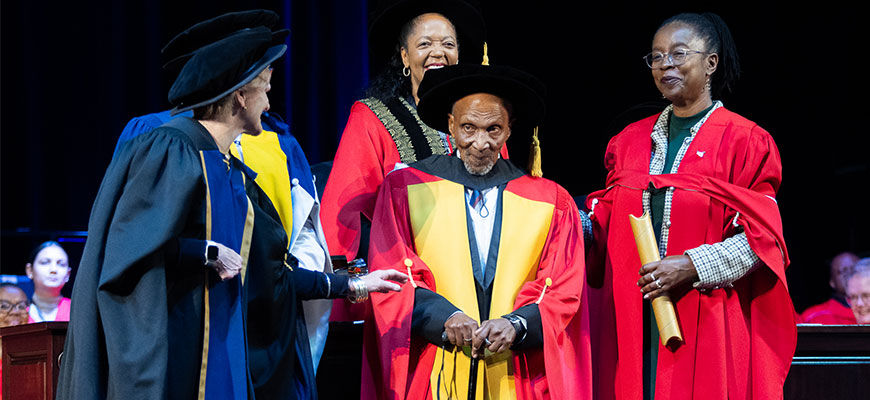 Kubedi Patrick Mokhobo kry 'n Eredoktorsgraad. FOTO: Universiteit van die Witwatersrand