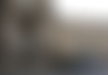 Diewe buit juwele helder oordag uit die Louvre-musuem