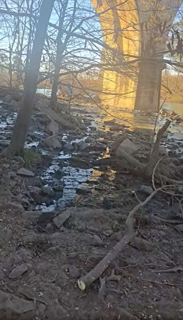 Rou riool vloei in die Vaalrivier in. FOTO: Nova News