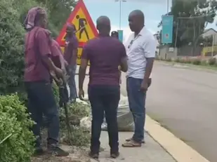 Steers is in die sop oor personeel tuinwerk moes doen