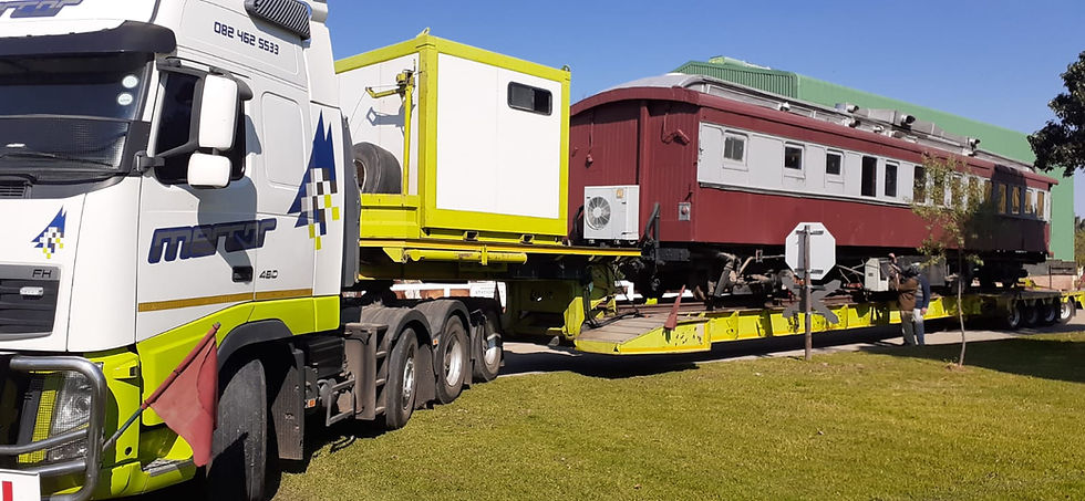 Die treinwa kom per vragmotor by Sandstone Estate aan. FOTO: Facebook