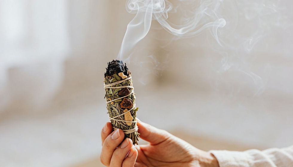 Glimmender Kräuterbündel (Smudge Stick) zur Räucher-Anwendung bei innerer Unruhe und Muskelverspannung