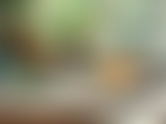 Ein liebevoll geführtes Gartenjournal liegt neben einer Tasse Kräutertee und Töpfen mit Pflanzen am Fenster – Planungszeit im Januar.