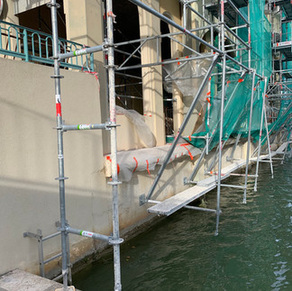 Platines d'ancrage sur le mur de soubassement - chantier en cours de montage