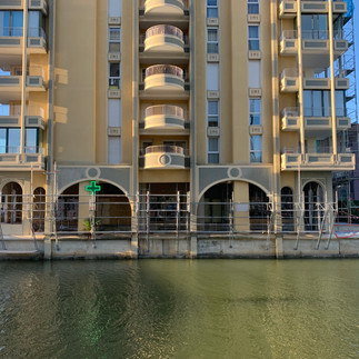 Une façade complexe en bord de canal - chantier en cours de montage