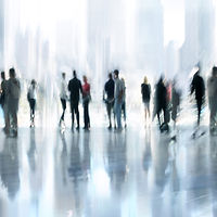 Suddiga människor folkmassa