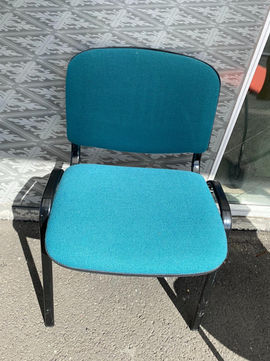 Grænbláir stólar úr stáli til leigu og sölu.