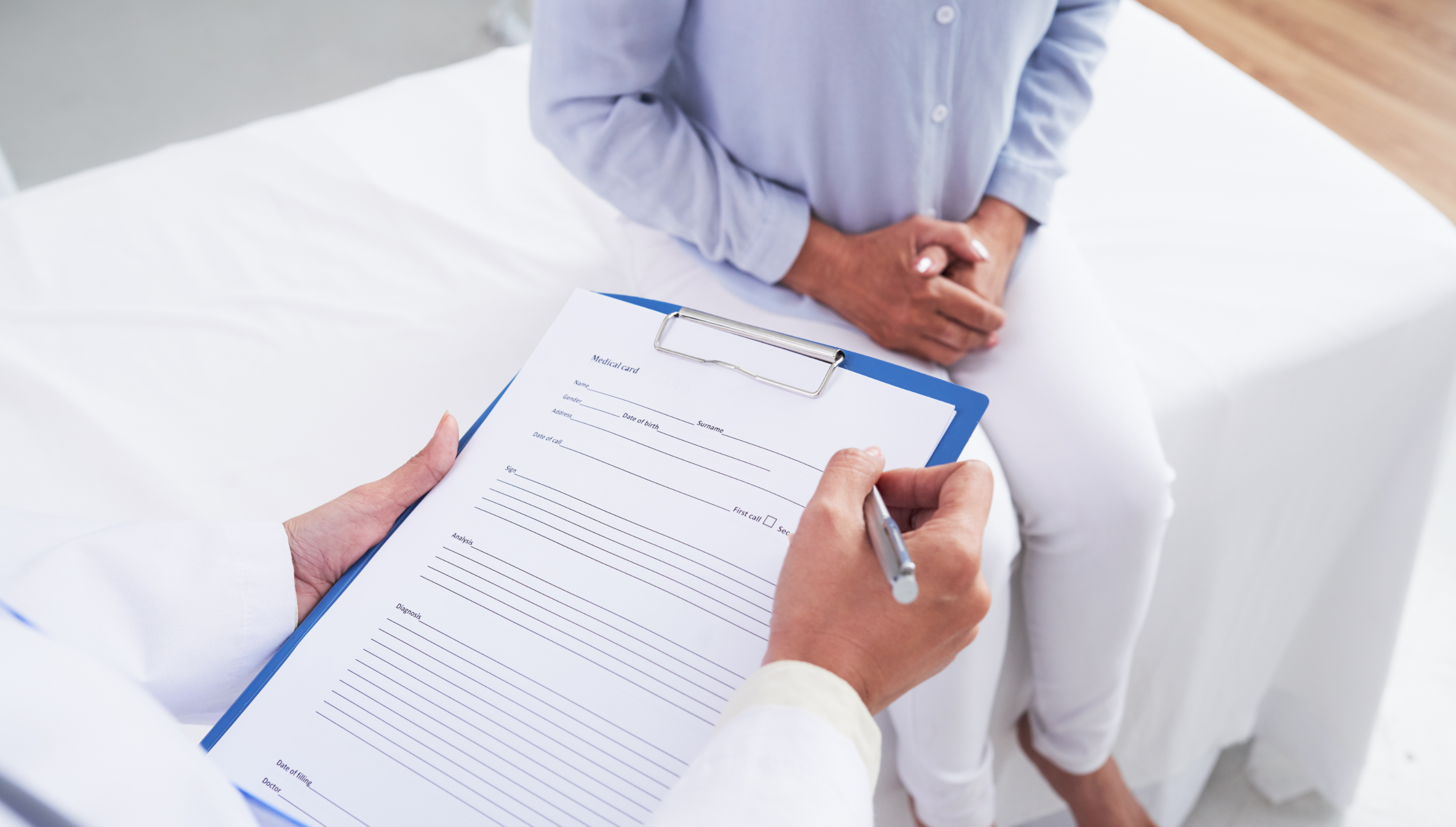 Ein Arzt in einem modernen Behandlungsraum, der einem Patienten ein Rezept für eine personalisierte Schmerztherapie ausstellt