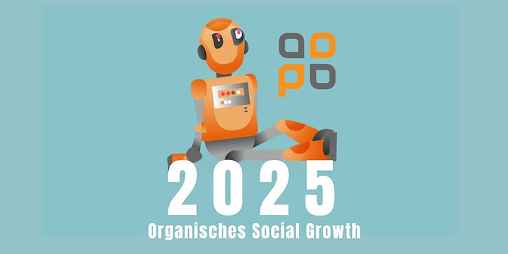 Pixup Media Maskottchen – orangener Roboter sitzt neben dem Schriftzug „2025 Organisches Social Growth“ und dem Pixup Media Logo auf blauem Hintergrund.