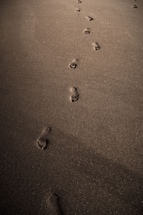 Empreintes de pas d'un individu laissés sur le sable d'une plage, représentant la démarche de la psychanalyse comme un travail volontaire d'introspection personnelle. Crédit photo: Adrien Olichon