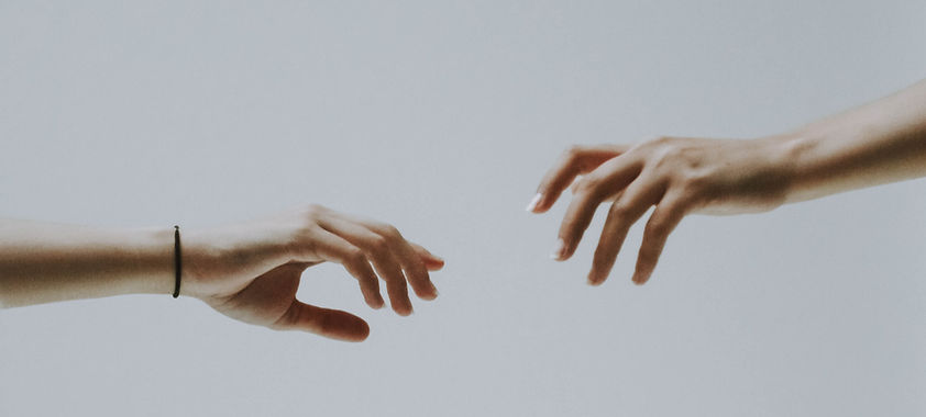 Une main tendue vers une autre, symbolisant l'aide et le soutien apportés par un thérapeute professionnel, tel que la sexologue et psychanalyste Sophie Crébois Perdriau. Crédit photo: Fotografierende