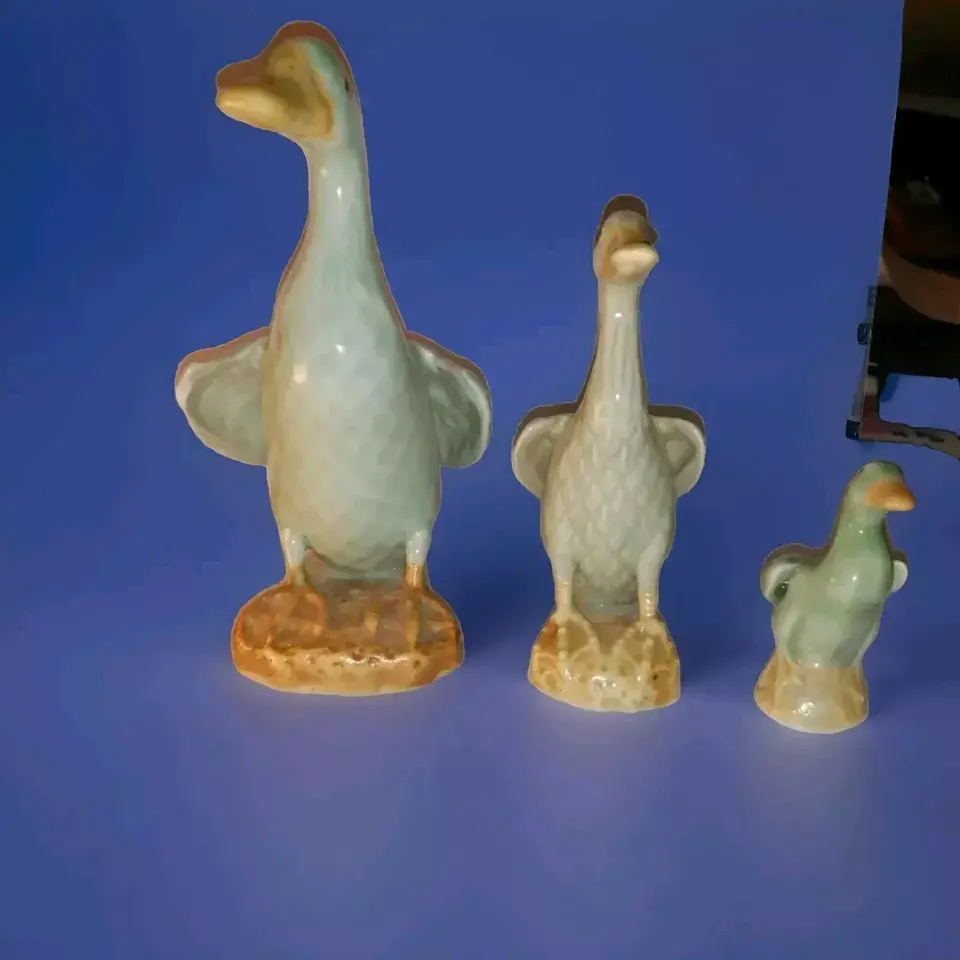 Stylised front view of the Family of 3 Geese or Ducks Figurines
