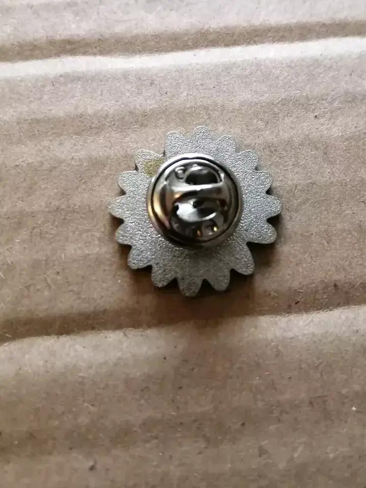 Rear view of the Enamelled Daisy Pin Badge