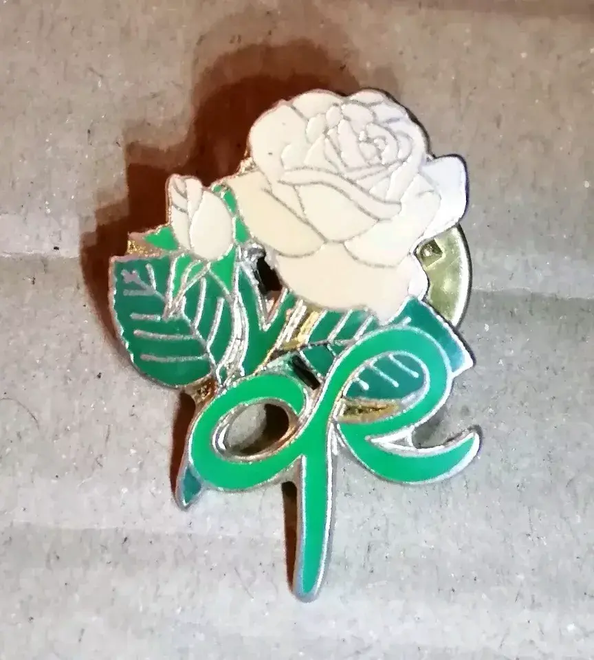 Front view of the Cream Coloured Rose Green Bow Enamelled Gold Tone Pin Badge