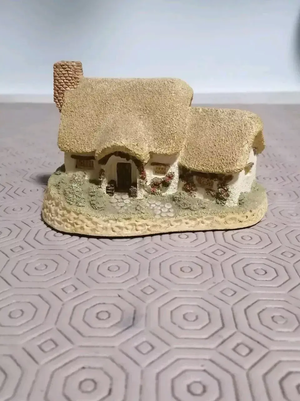 Front view of the David Winter Rose Cottage Ornament
