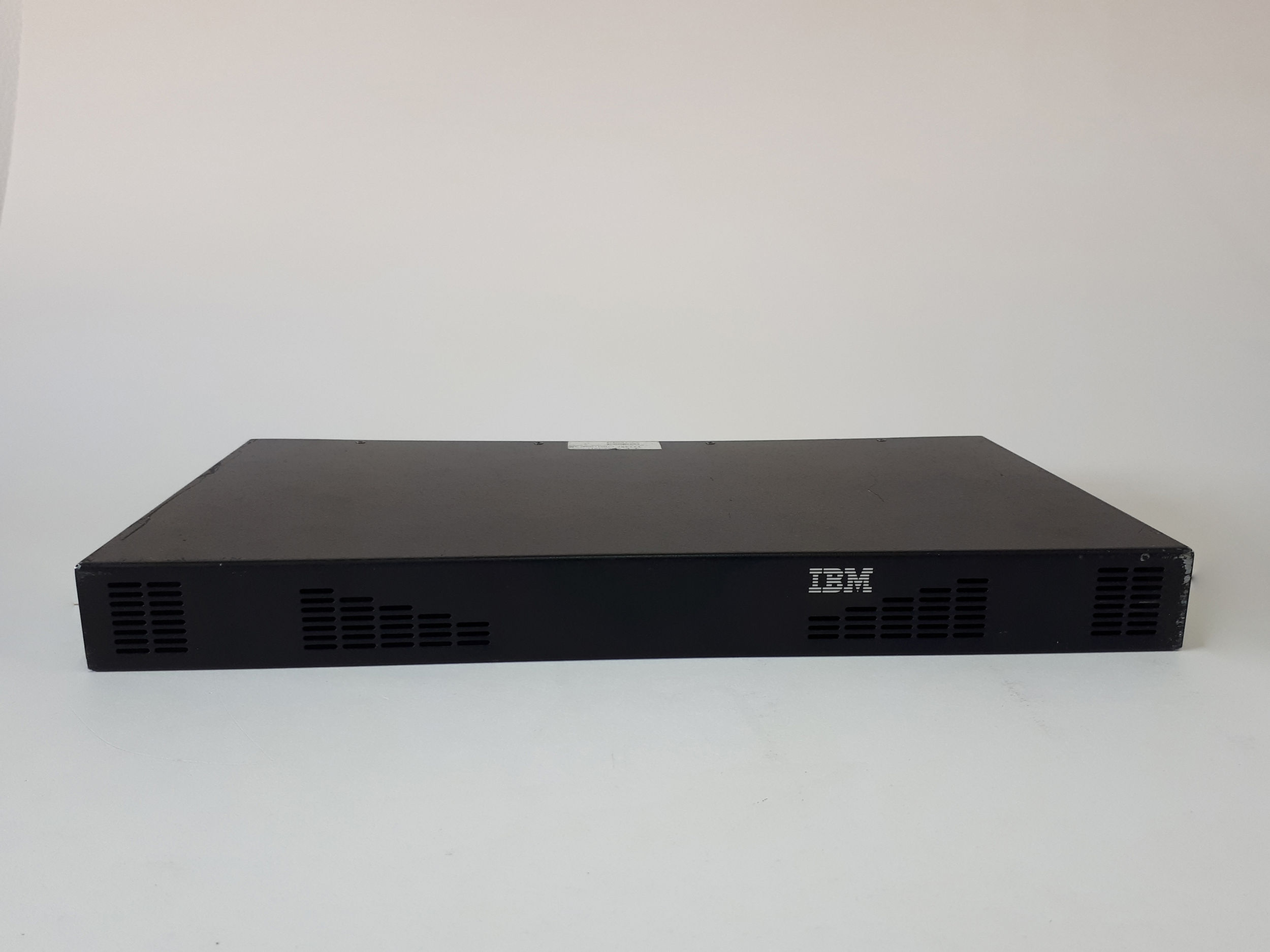 IBM 1754-HC2 Global 4x2x32 KVM Console Manager 46M5375 — 32-Port