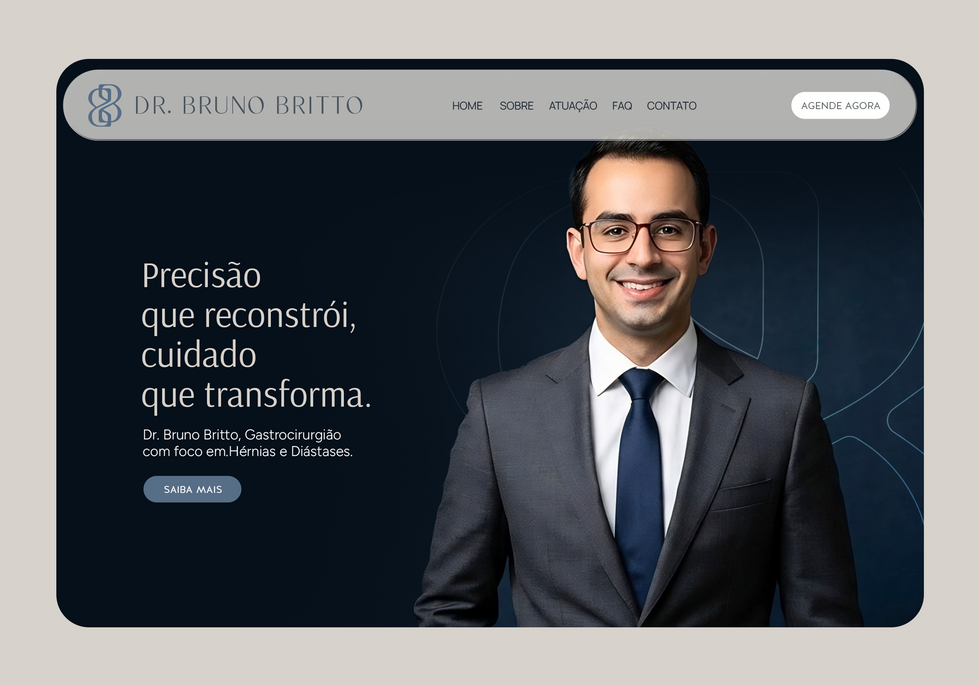 Mockup de interface de usuário mostrando o design de um site para computador em uma tela off-white. O banner principal é azul