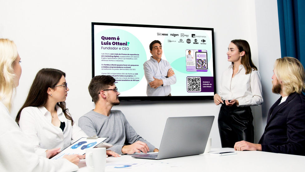 Monitor exibindo slide de apresentação sobre o perfil do CEO Luis Ottoni para uma equipe em escritório moderno.