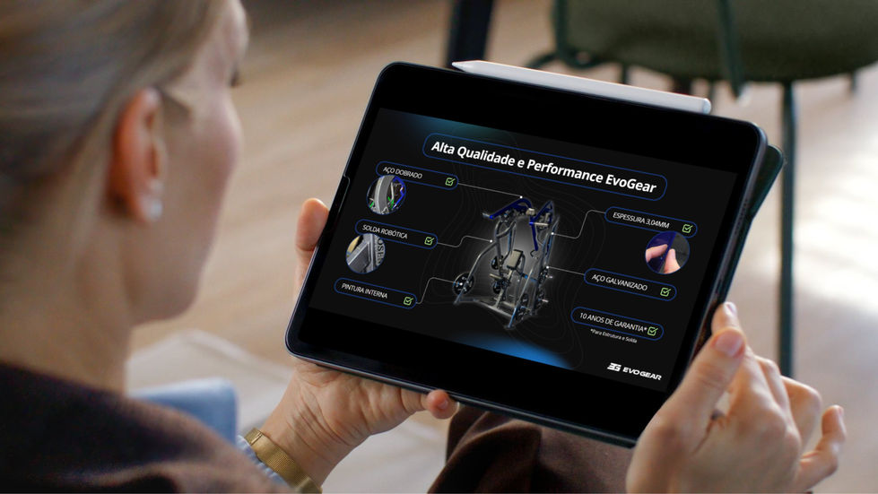 Mulher segurando um tablet que mostra um infográfico técnico de componentes industriais da EvoGear.