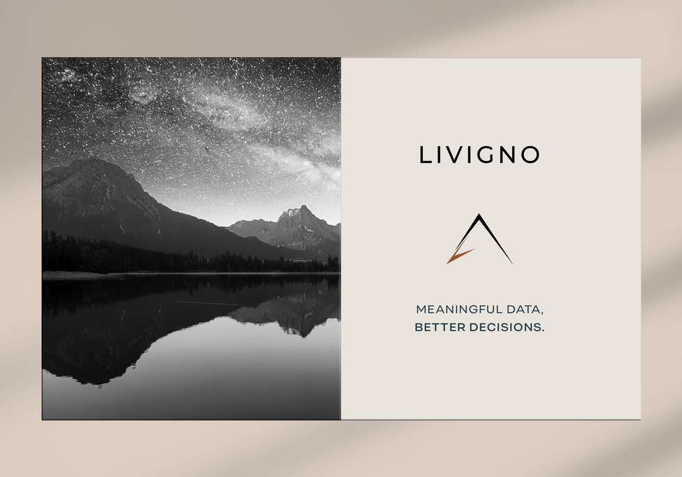 Composição visual com uma foto de montanhas à noite à esquerda e o nome da marca Livigno com o logotipo à direita em fundo bege.