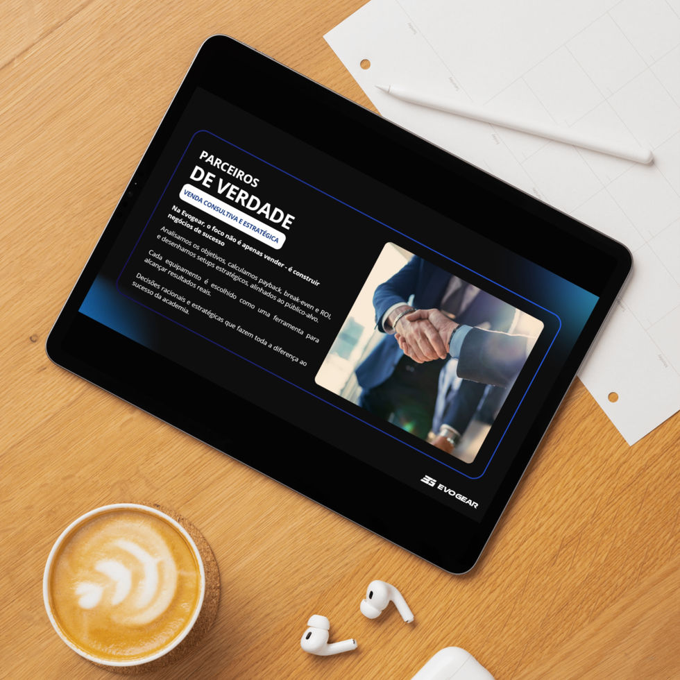 Tablet sobre mesa de madeira ao lado de um café latte, mostrando um slide institucional da EvoGear sobre parcerias de negócios.