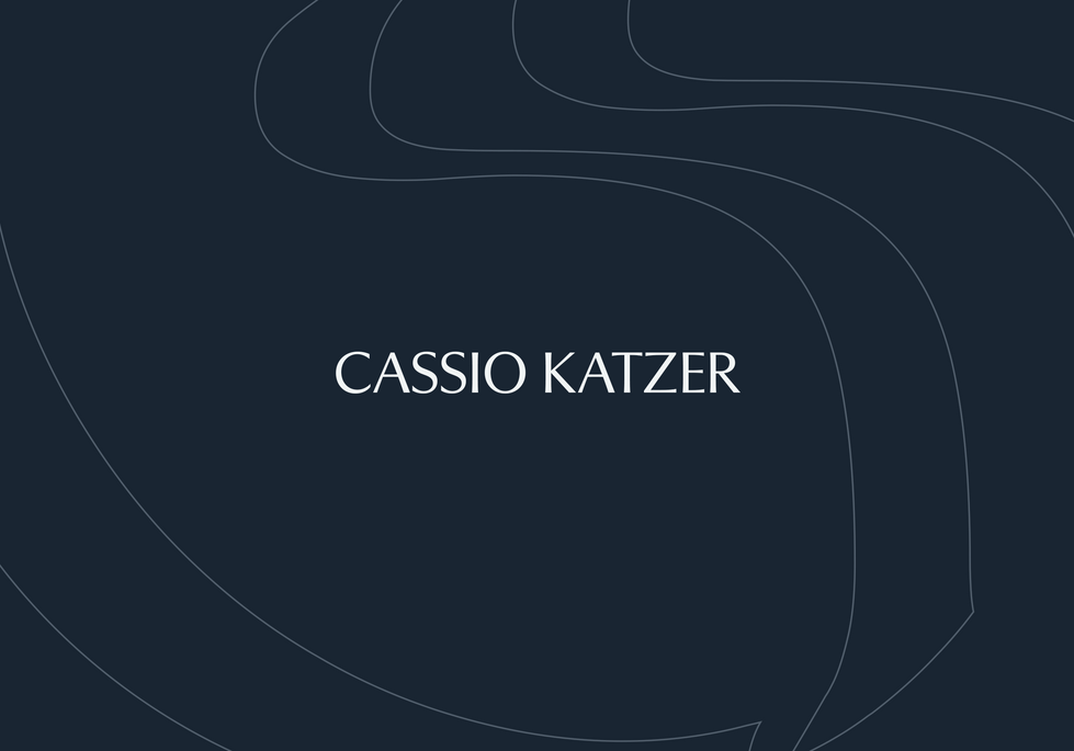 Nome "Cassio Katzer" escrito em letras brancas sobre fundo azul escuro com linhas cinzas curvas decorativas.