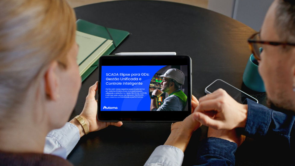 Close de duas pessoas segurando um tablet que mostra uma apresentação técnica da Automa sobre sistemas SCADA e controle inteligente.