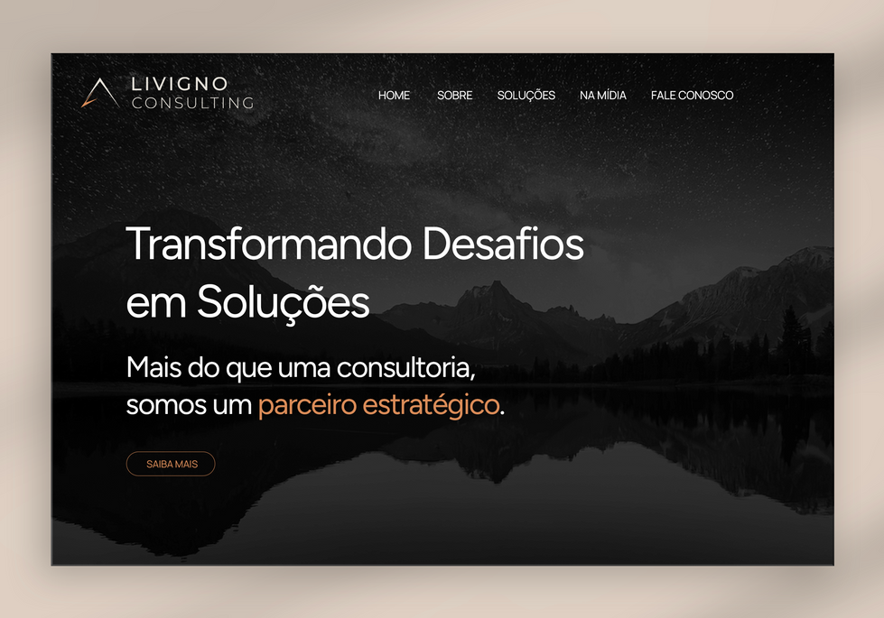 Página principal do site da Livigno Consulting em tons escuros, destacando a proposta de valor e o menu de navegação.