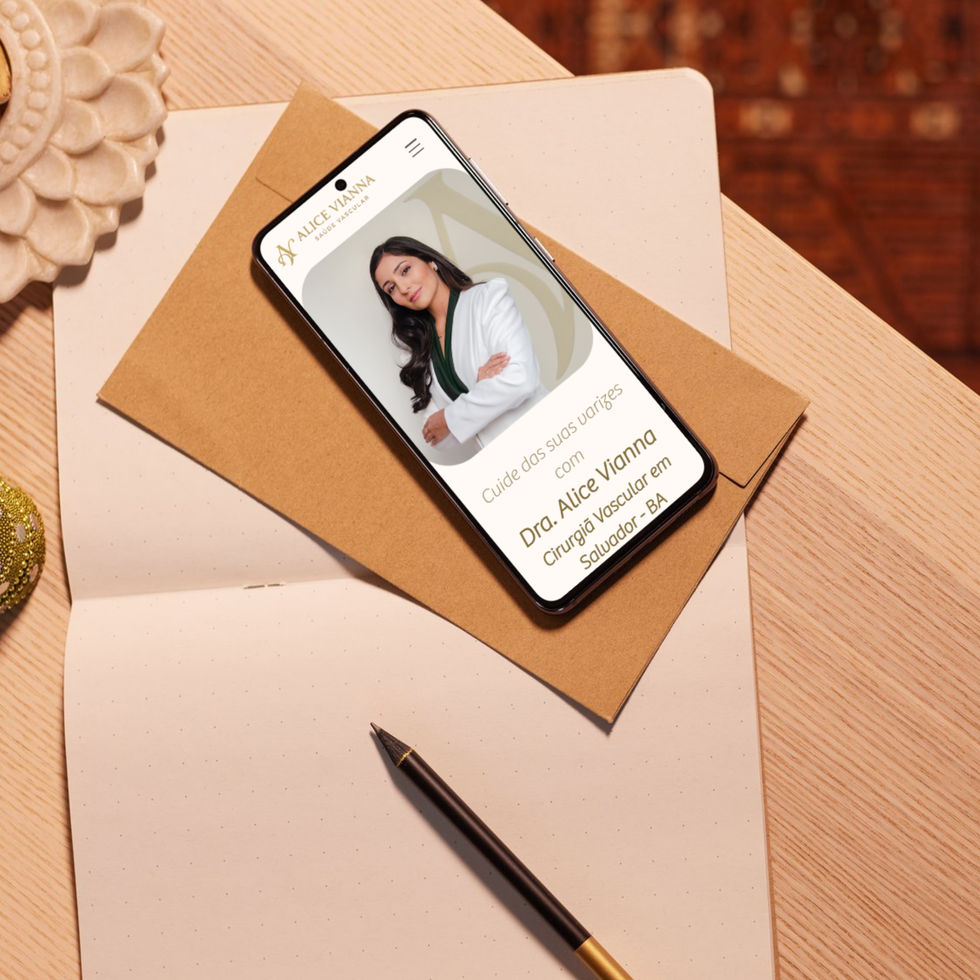 Vista superior de um celular sobre um diário, mostrando o layout responsivo do site médico da Dra. Alice Vianna.