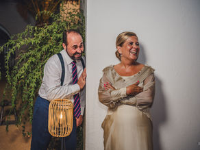 Marido y mujer disfrutan de sus fotos