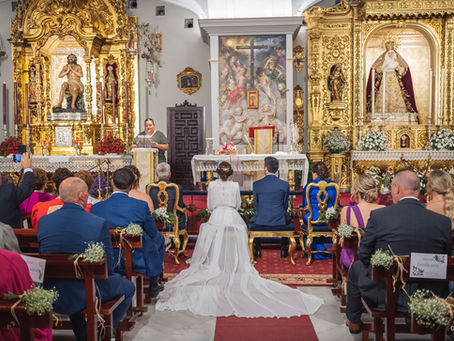 La pareja ante el altar de la Virgen de la Estrella y el Señor de las Penas de Triana