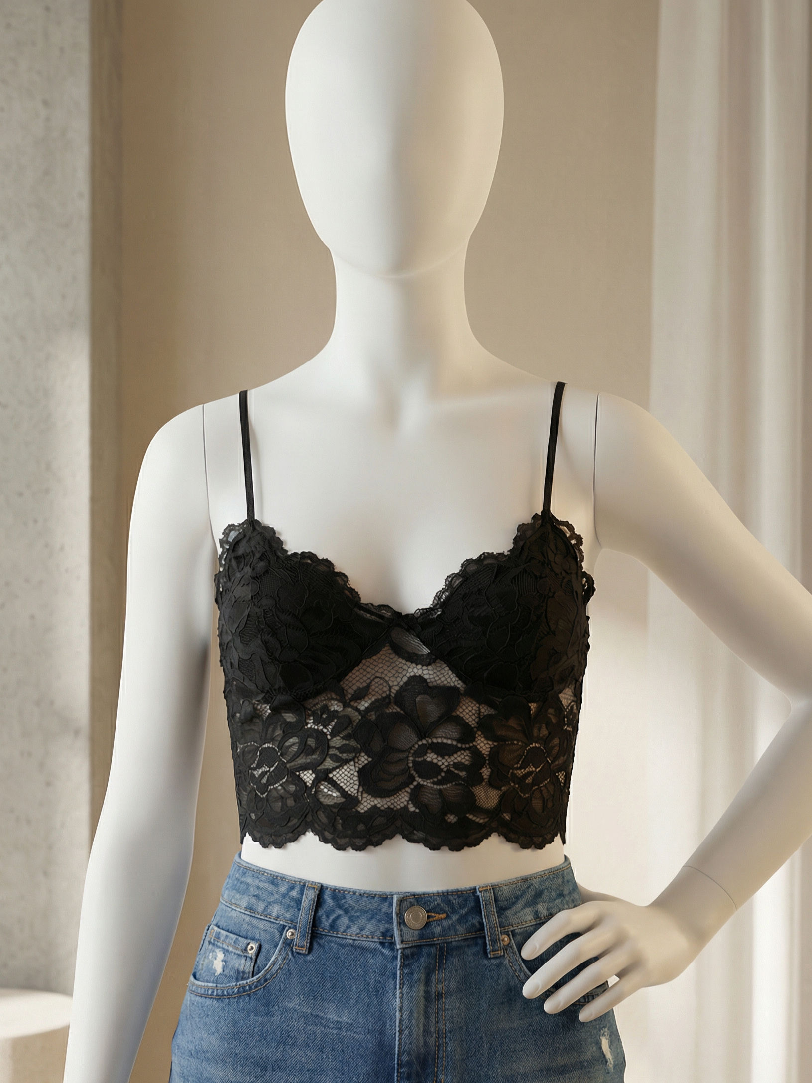 Bralette de encaje floral con escote redondo