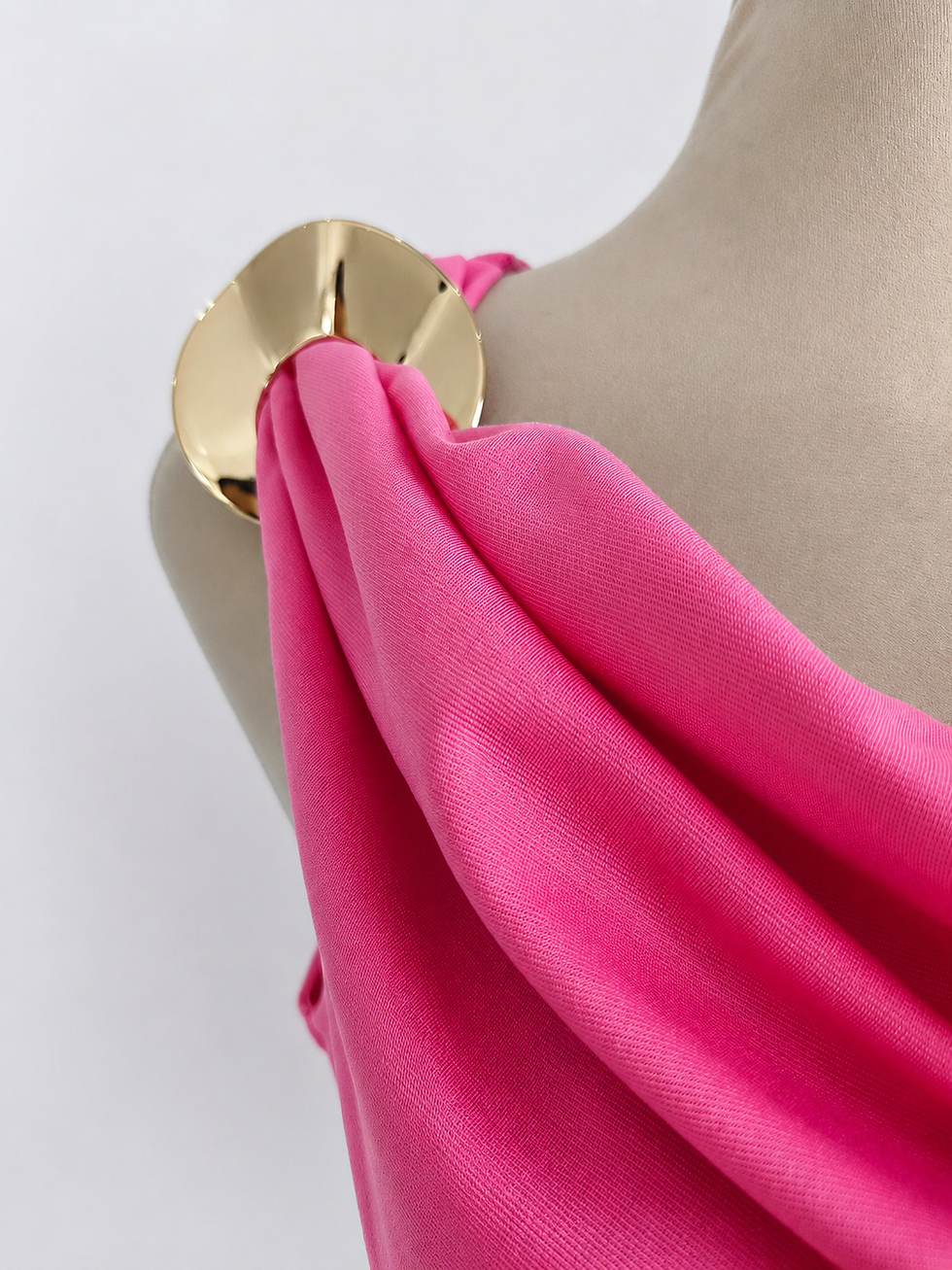 Miniatura: Top rosa sin mangas de punto con cuello drapeado y ribete dorado