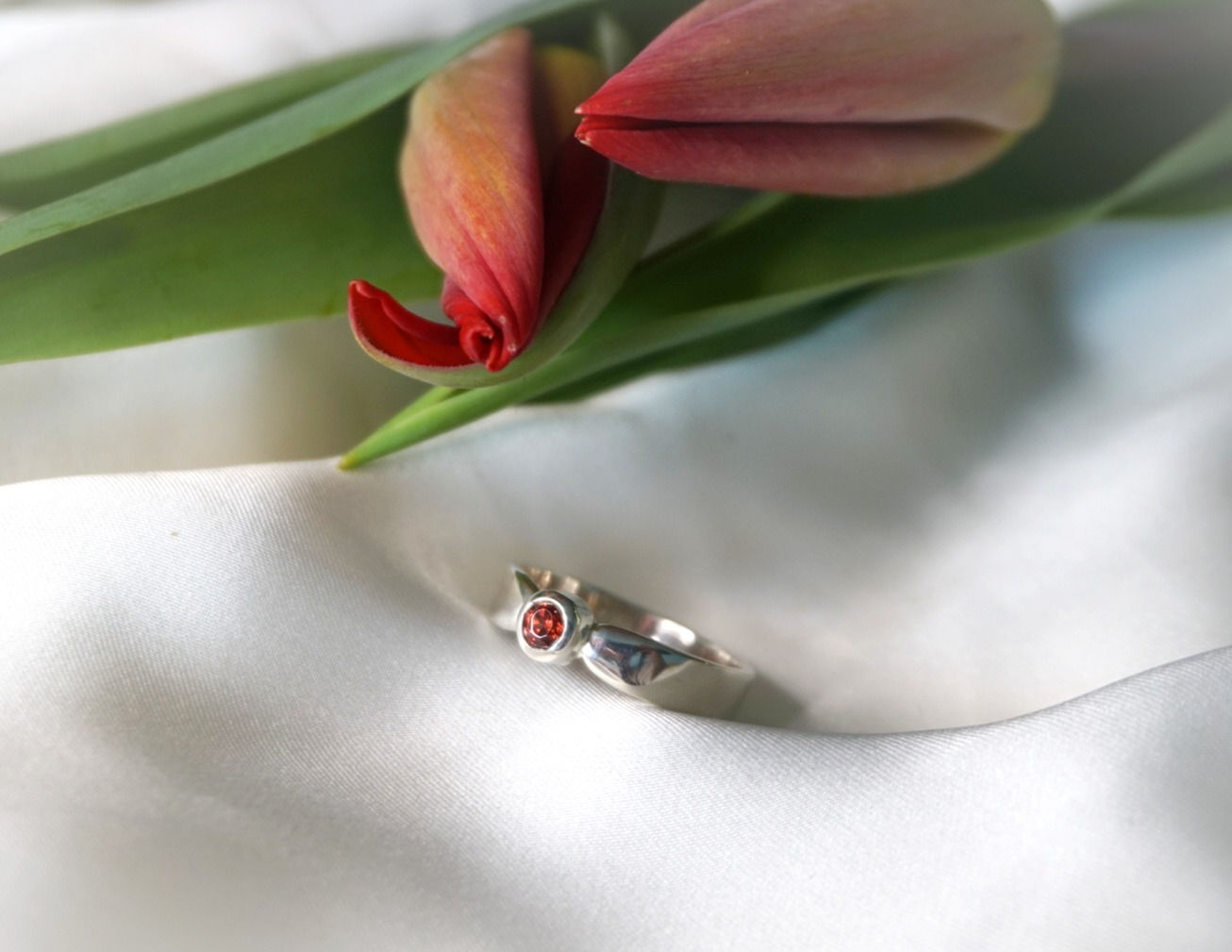 Srebrny pierścionek z granatem